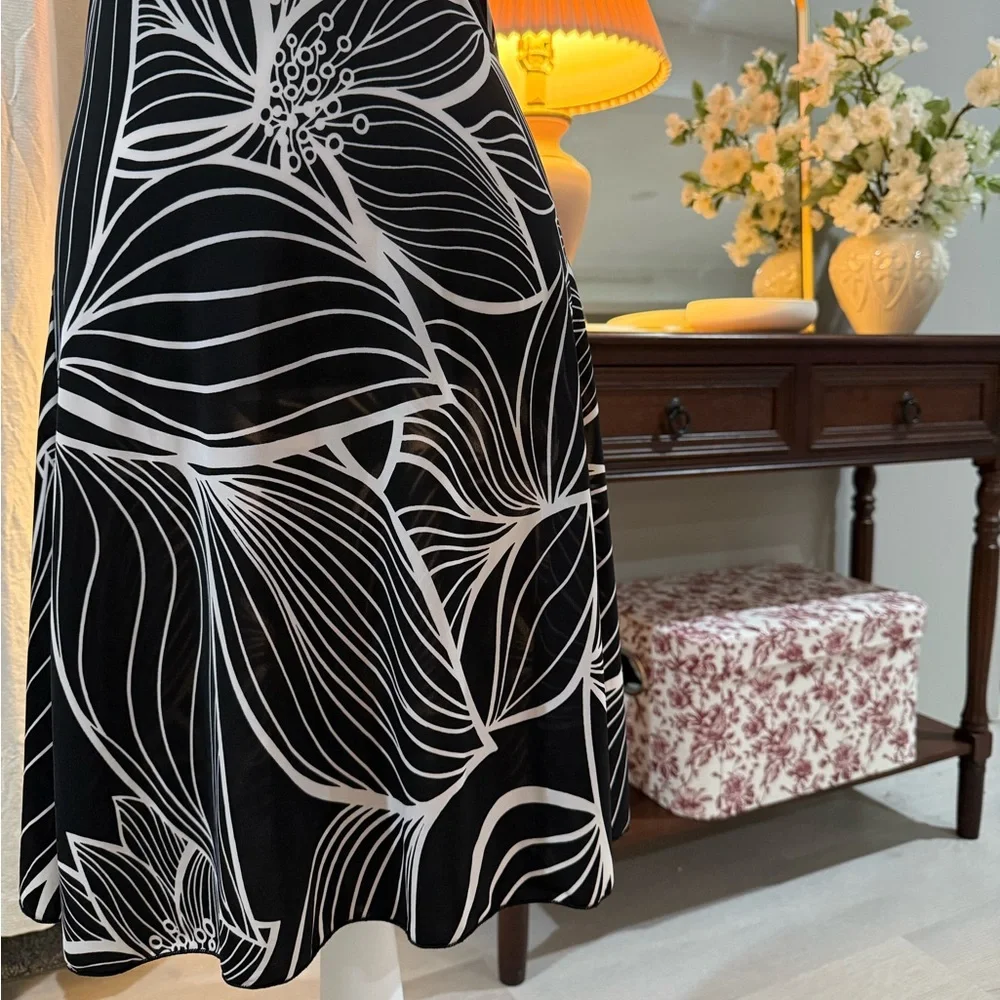 Elegant Black and White Halter Dress - Picture 3 of 6